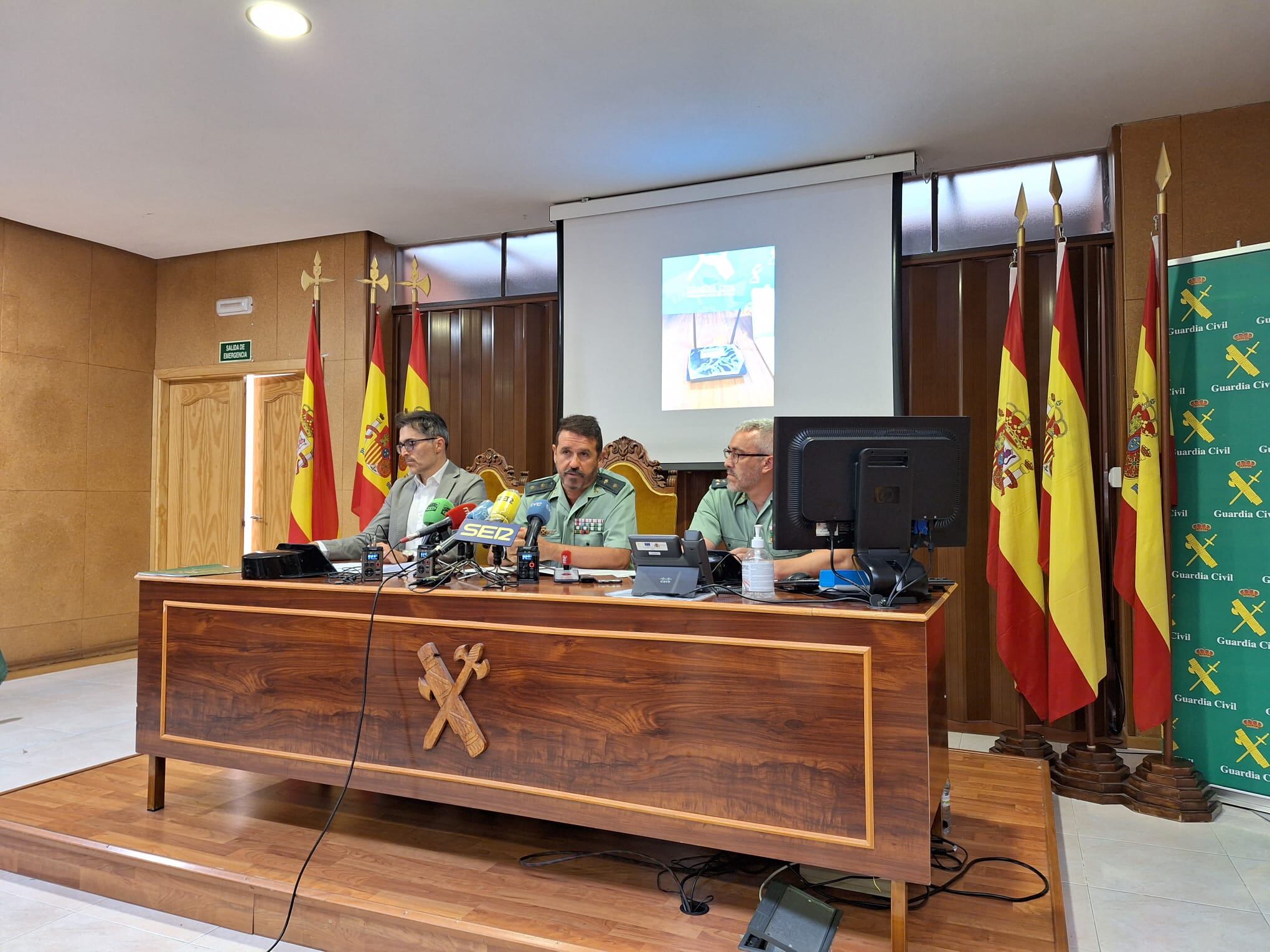 De izqda. a dcha., el subdelegado del Gobierno en Ávila, Fernando Galeano; el teniente coronel Gustavo Dorda y el capitán Juanjo Vallejo