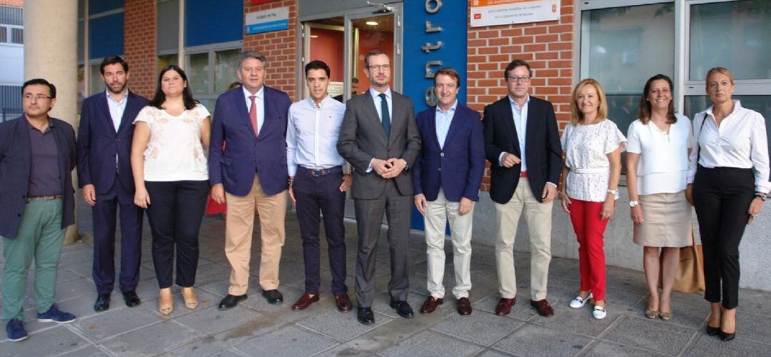 Javier Maroto junto a Jesús Moreno y todo el equipo del PP de Tres Cantos