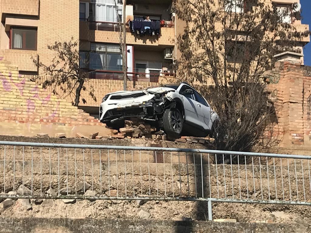 Choca un vehículo contra un árbol y un muro en Tudela al quedarse dormido el conductor