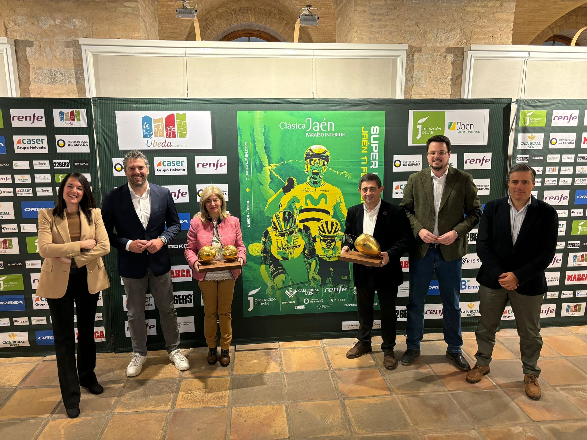 Presentación de la IV Clásica Ciclista Jaén Paraíso Interior, con Paco Reyes y Pascual Momparler, presidente de la Diputación de Jaén y director de la prueba.