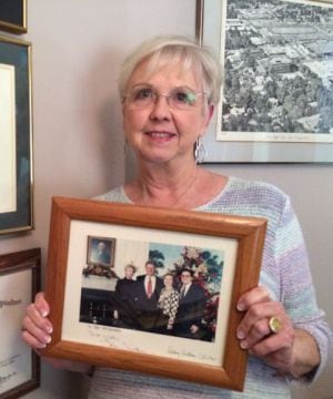 Key McClanahan con una fotografía con Bill y Hillary Clinton