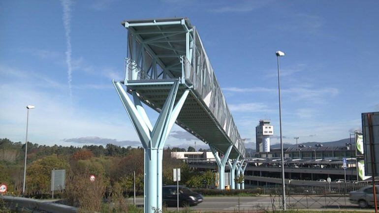 La pasarela de Peinador que unirá el aeropuerto e IFEVI, durante su instalación.