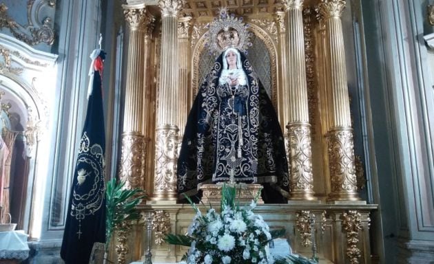 Nuestra Señora de la Soledad del Puente en su altar de la iglesia de la Virgen de la Luz de Cuenca.