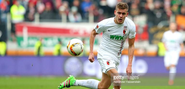 Finnbogason corre a por un balón con la camiseta del Augsburgo