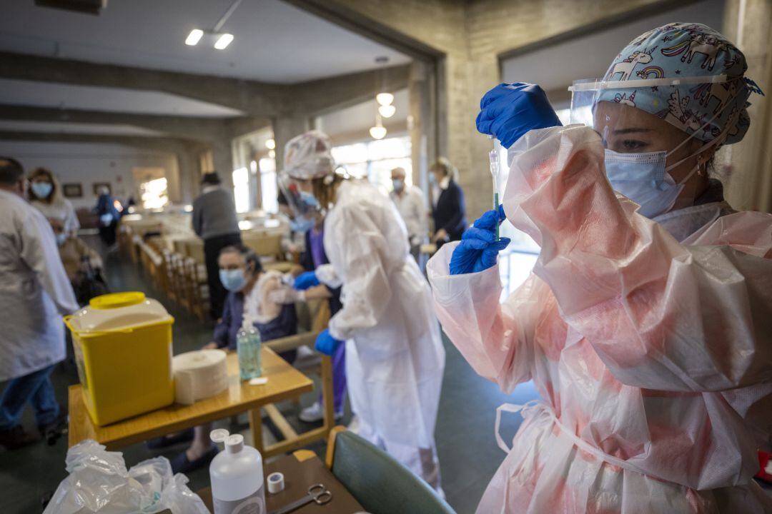 Los trabajadores de Atención Primaria y de algunos servicios hospitalarios serán los primeros en vacunarse