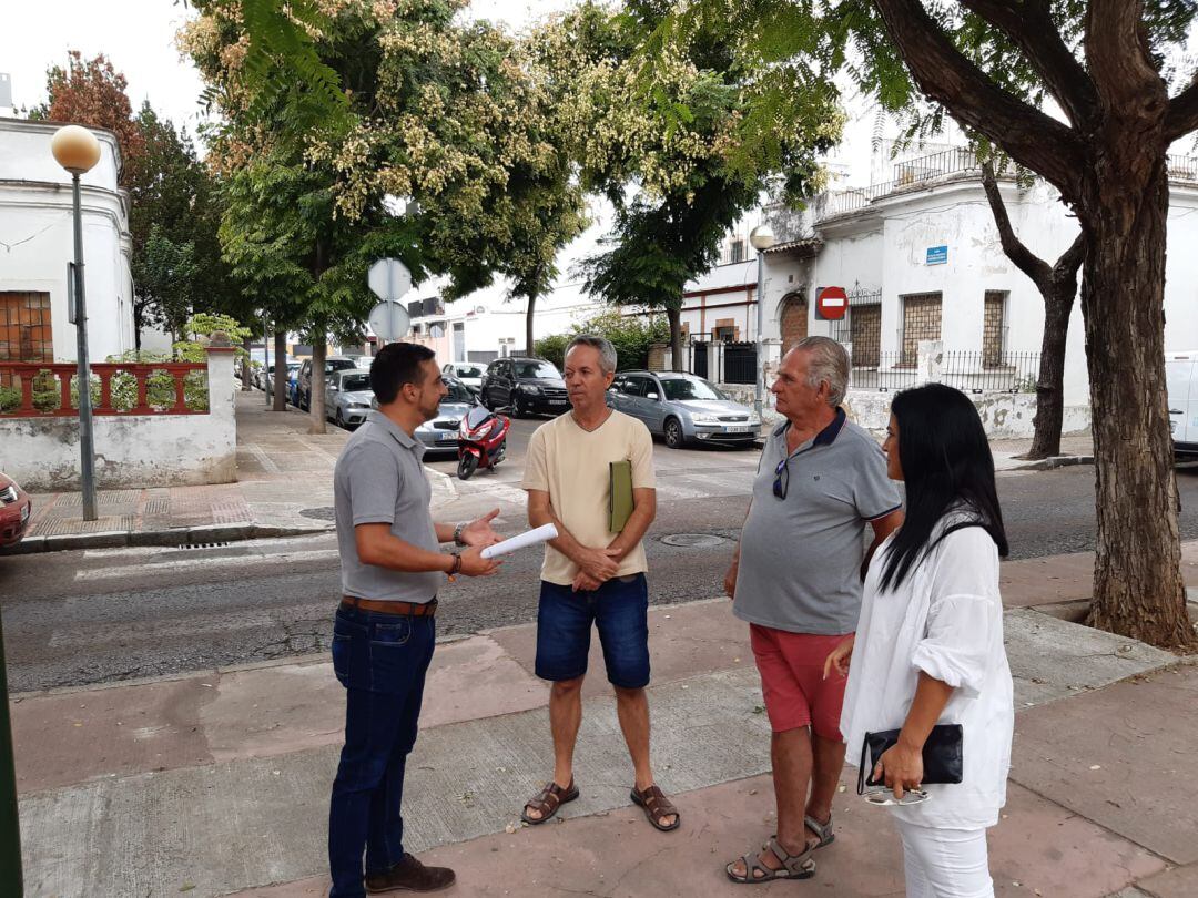 El delegado municipal de Urbanismo, José Antonio Díaz, durante una visita a la barriada de España