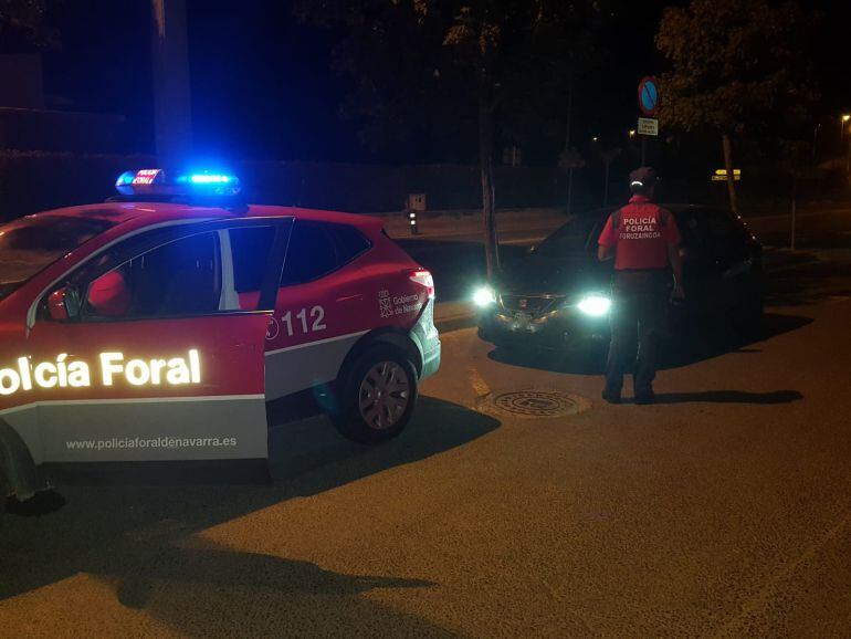 Agentes de la Policía Foral en la identificación del infractor