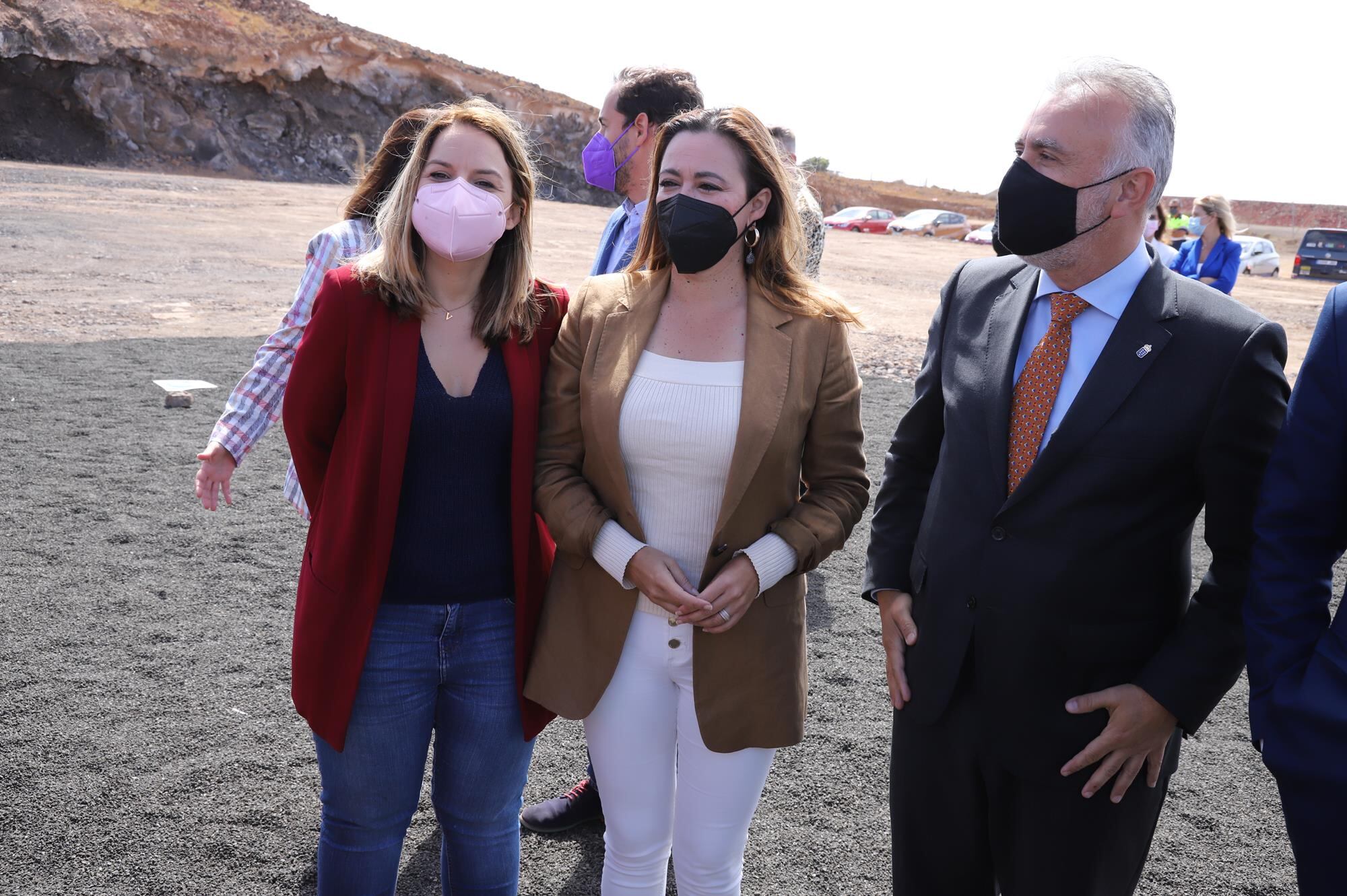 La consejera de Derechos Sociales, Noemí Santana, junto a la presidenta del Cabildo de Lanzarote, María Dolores Corujo y el presidente de Canarias, Ángel Víctor Torres durante la puesta de la primera piedra para la residencia de Tahíche en 2021.