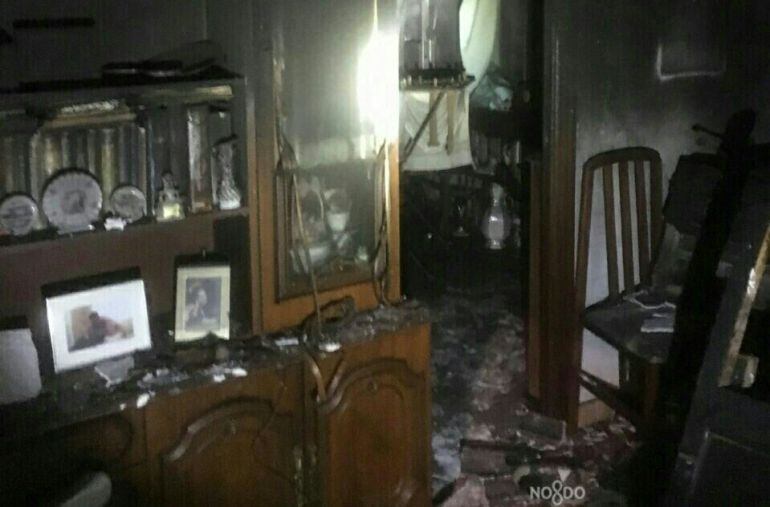 Una mujer ha resultado herida y un bombero ha sufrido quemaduras en las manos como consecuenca de un incendio en una vivienda