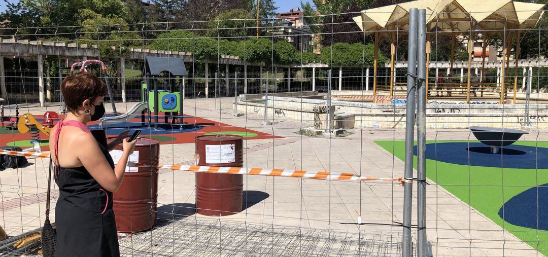 María Sánchez observa las obras en Huerta del Rey