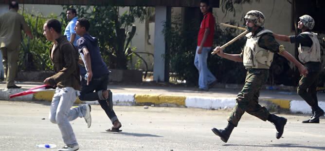 Soldados del ejército egipcio intentan reprimir a los manifestantes que tratan de acercarse a la embajada de Israel en el Cairo. Por su parte, el país hebreo ha ordenado a su embajador en ese país abandonarlo tras los disturbios registrados la pasada noch