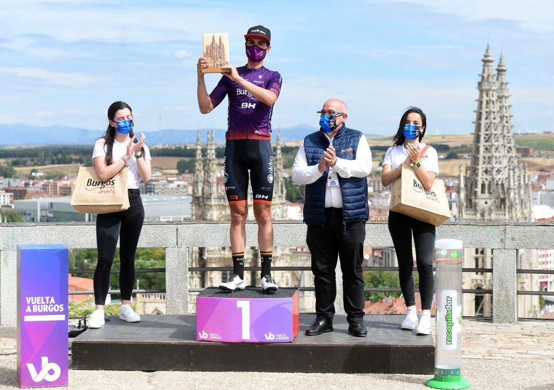 Mario Aparicio en el podio del Castillo de Burgos como 1º burgalés de la ronda.