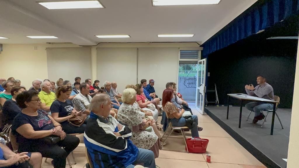 El portavoz del PSOE en Torrejón de Ardoz, Javier Castillo, se reúne con los vecinos afectados por la gasolinera de la calle Grafito. / PSOE Torrejón de Ardoz