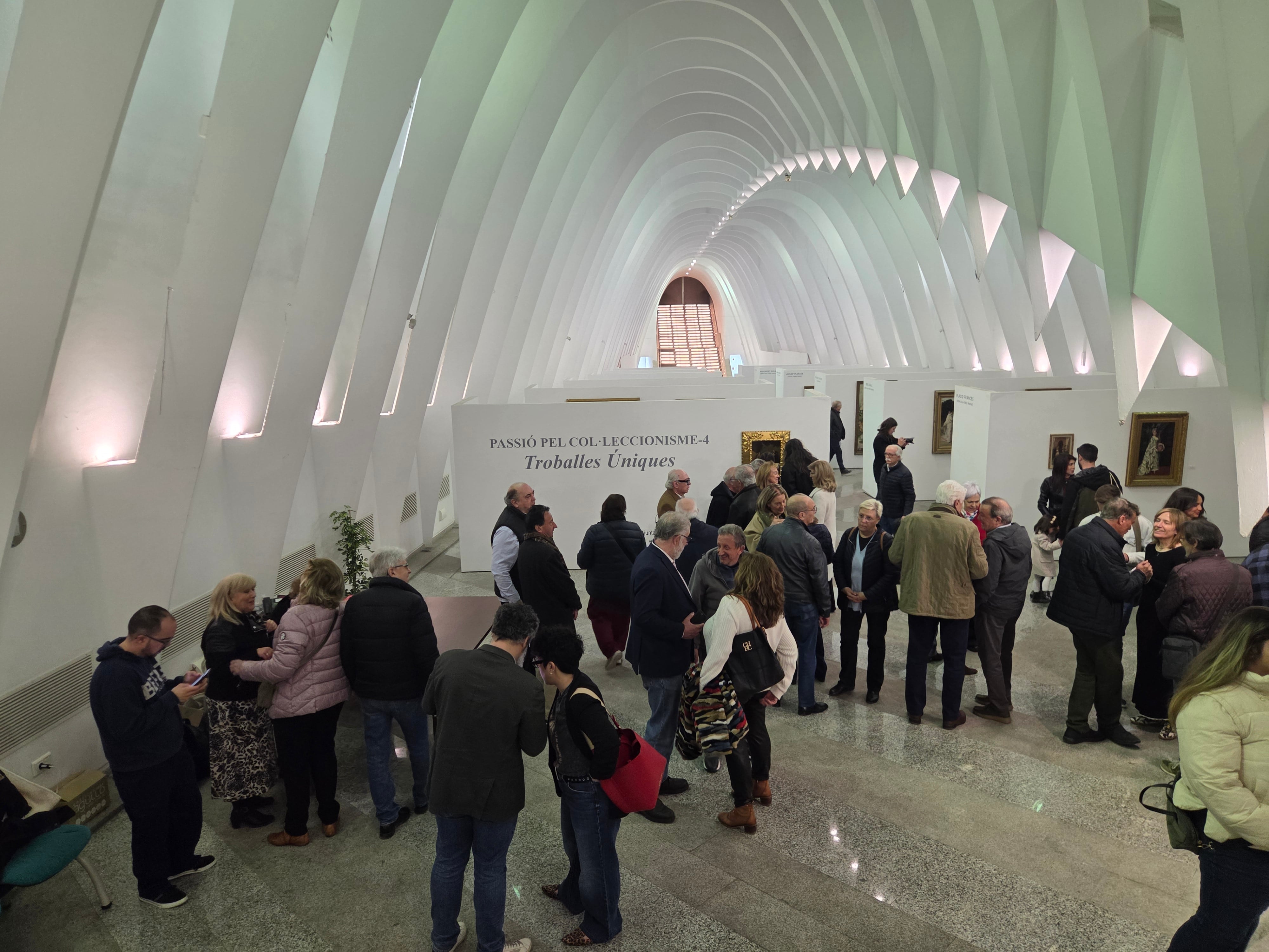 Imatge general de la Llotja de Sant Jordi poc després de la inauguració de la mostra