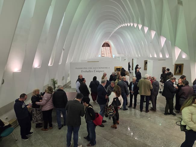 Imatge general de la Llotja de Sant Jordi poc després de la inauguració de la mostra