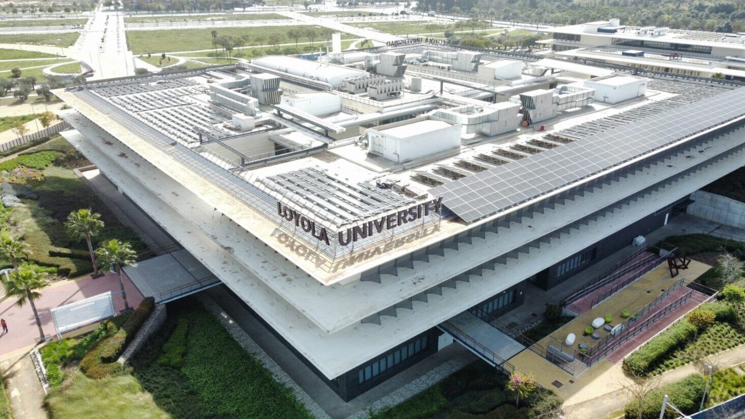 Instalación solar de Quantica Renovables en el Campus Sevilla de la Universidad Loyola