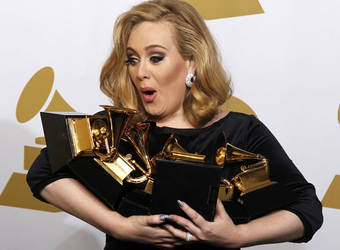 La cantante de soul Adele consigue seis premios Grammy en una edición marcada por la muerte de Whitney Houston. REUTERS