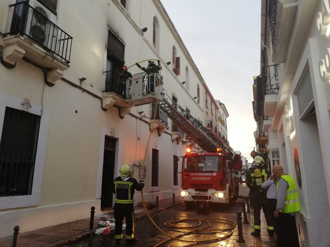 Los agentes han accedido al edificio a través de uno de los balcones situados en la calle Molino