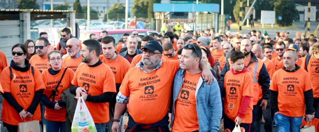 Trabajadores de la planta de Alcoa en A Coruña durante la marcha solidaria en la que llevaron productos de primera necesidad hasta la asociación Banco de Alimentos Rías Altas