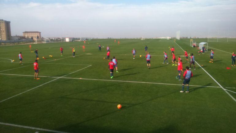 El conjunto rojiblanco en una de las sesiones de entrenamiento en la ciudad deportiva del Granada CF