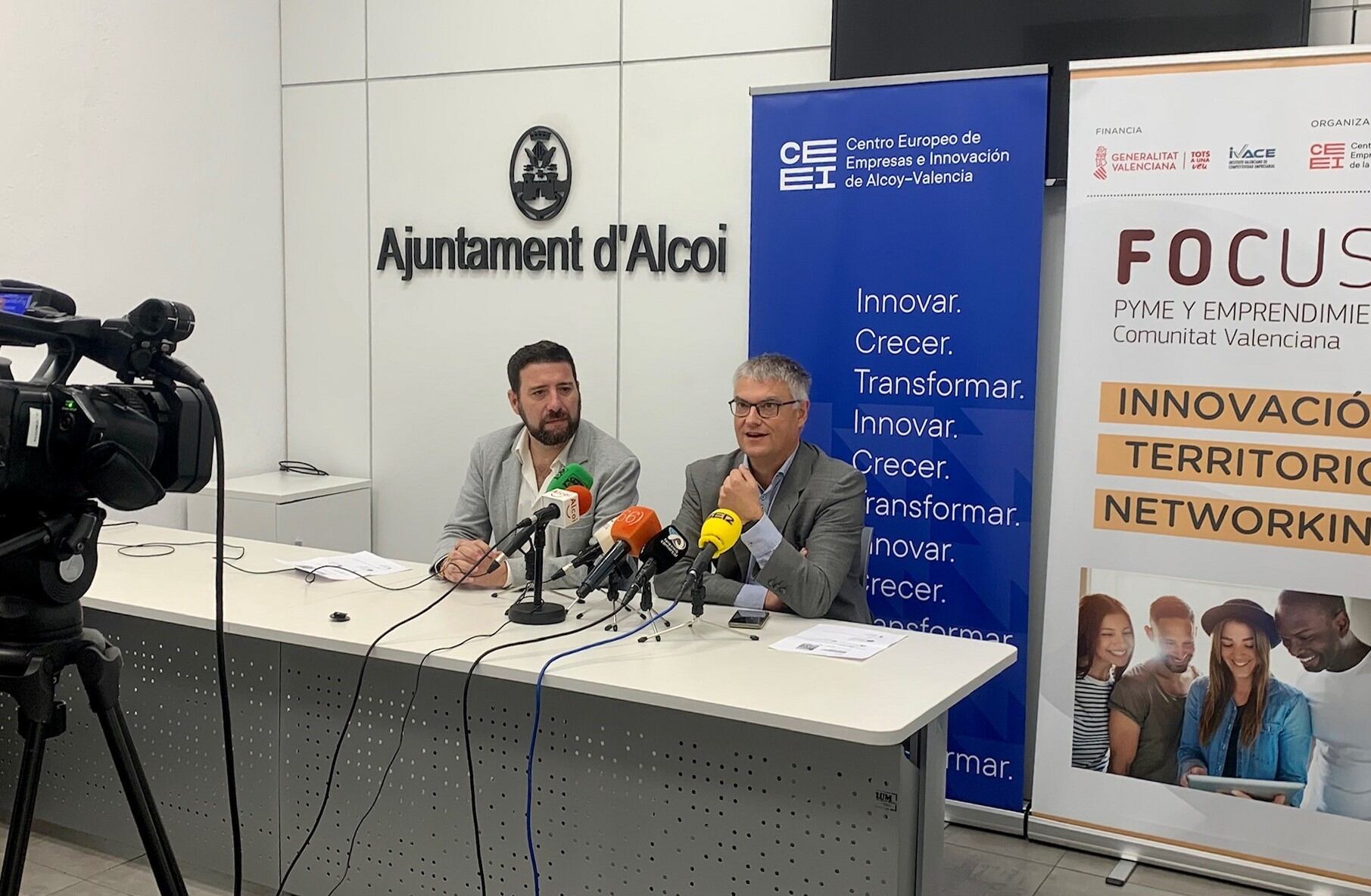 Àlex Cerradelo, vicealcalde y edil de Promoción Económica, y Ramón Ferrandis, CEO del CEEI Alcoi-València, en la presentación de la séptima edición del Focus Pyme Alcoià-Comtat-Vall d'Albaida.