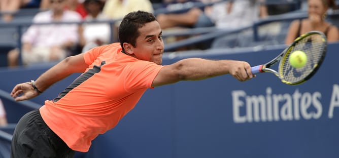 El tenista español Nicolás Almagro devuelve la bola durante el partido de la séptima jornada del torneo de tenis del Abierto de Estados Unidos que disputó contra el checo Tomas Berdych