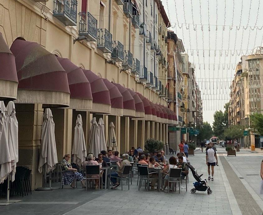 Veladores con clientes en los Porches de Galicia este domingo