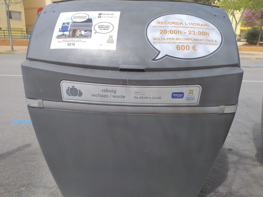 Imagen de uno de los contenedores con la nueva pegatina informativa