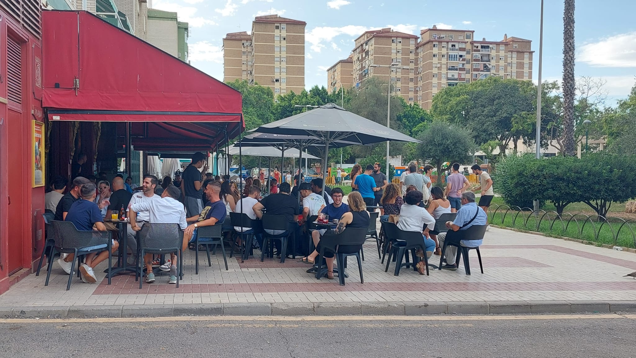 Aceras ocupadas por los locales de la zona en Echevarría