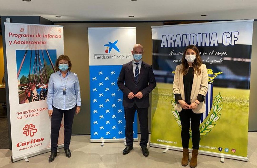 Elena Esteban (i) presidente de Cáritas Aranda, junto a Francisco Javier Marín, de La Caixa, y Virginia Martínez, presidenta de la Arandina.