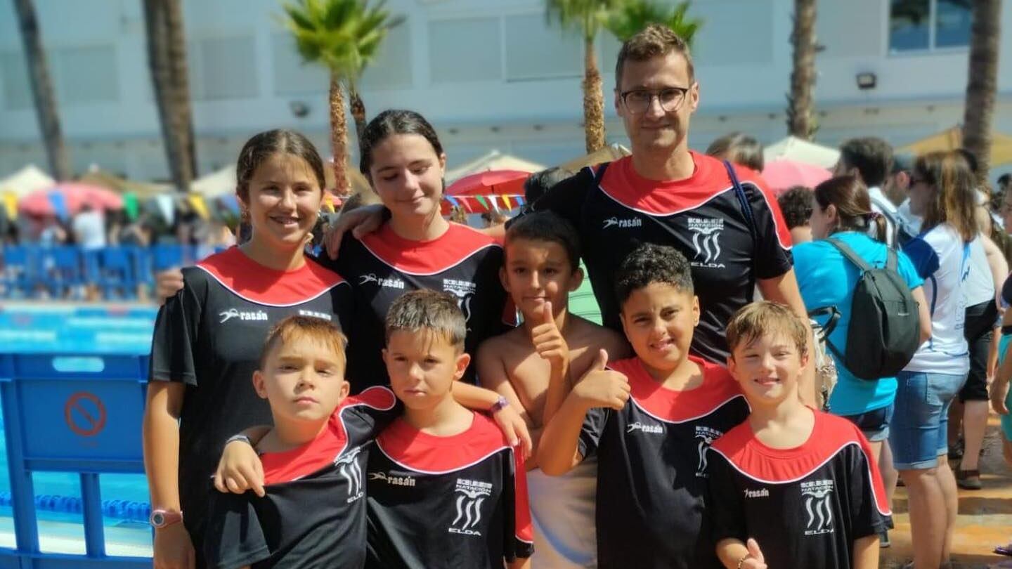 Víctor Llopis con los jóvenes nadadores del C. N. Elda