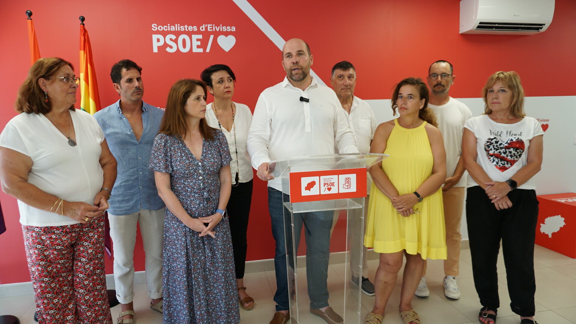 Los socialistas durante la rueda de prensa