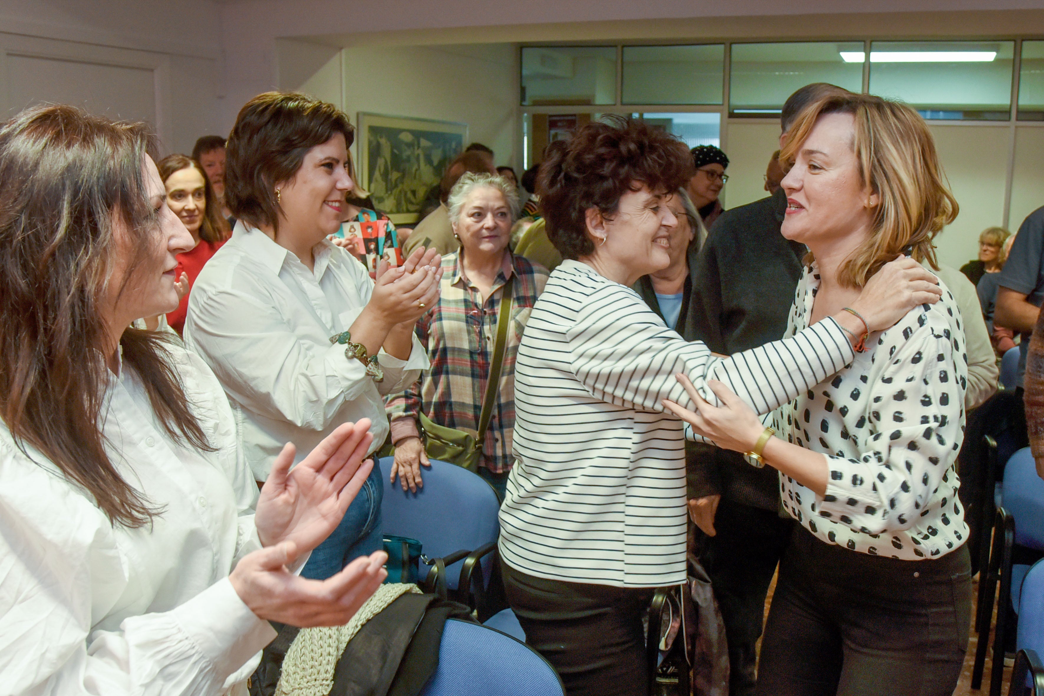 HUESCA (ARAGÓN), 11/01/2025.- La candidata del PSOE a la secretaría general del partido en Aragón y ministra de Educación, Pilar Alegría (d), participaba en un acto de promoción de su candidatura el pasado 11 de enero en Huesca. EFE/ Javier Blasco