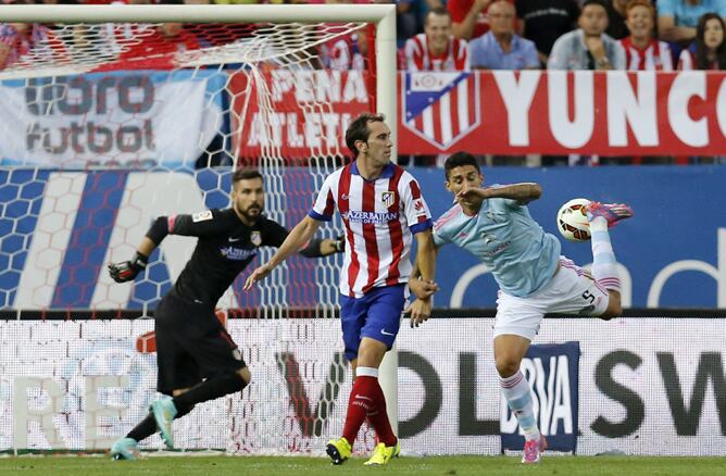 Pablo Hernández remata de forma acrobática para marcar el primer gol del Celta
