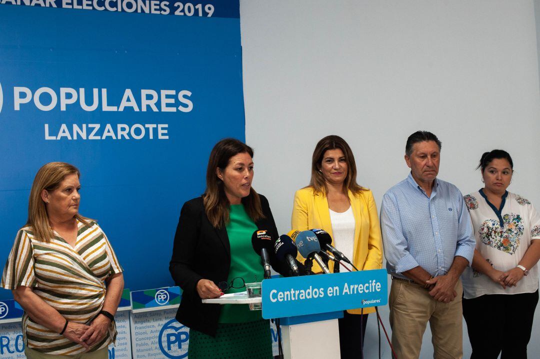 Ástrid Pérez junto miembros de su candidatura a Arrecife.