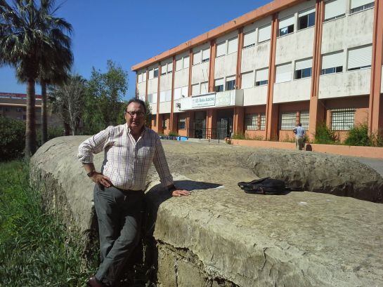 Durante una de nuestras visitas al IES Bahía de Algeciras posamos junto al fortín que se encuentra en este centro educativo.