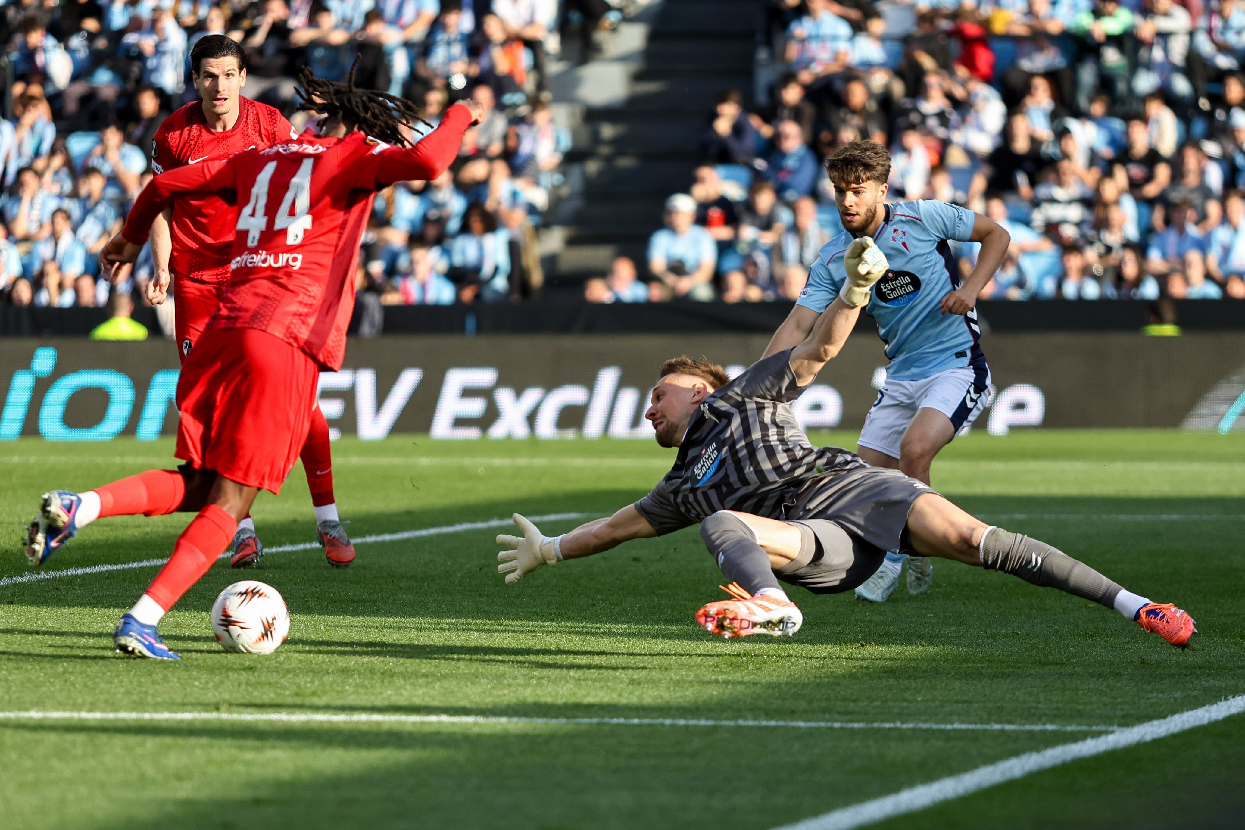 Manzambi regatea delante de Radu en uno de los goles del Friburgo