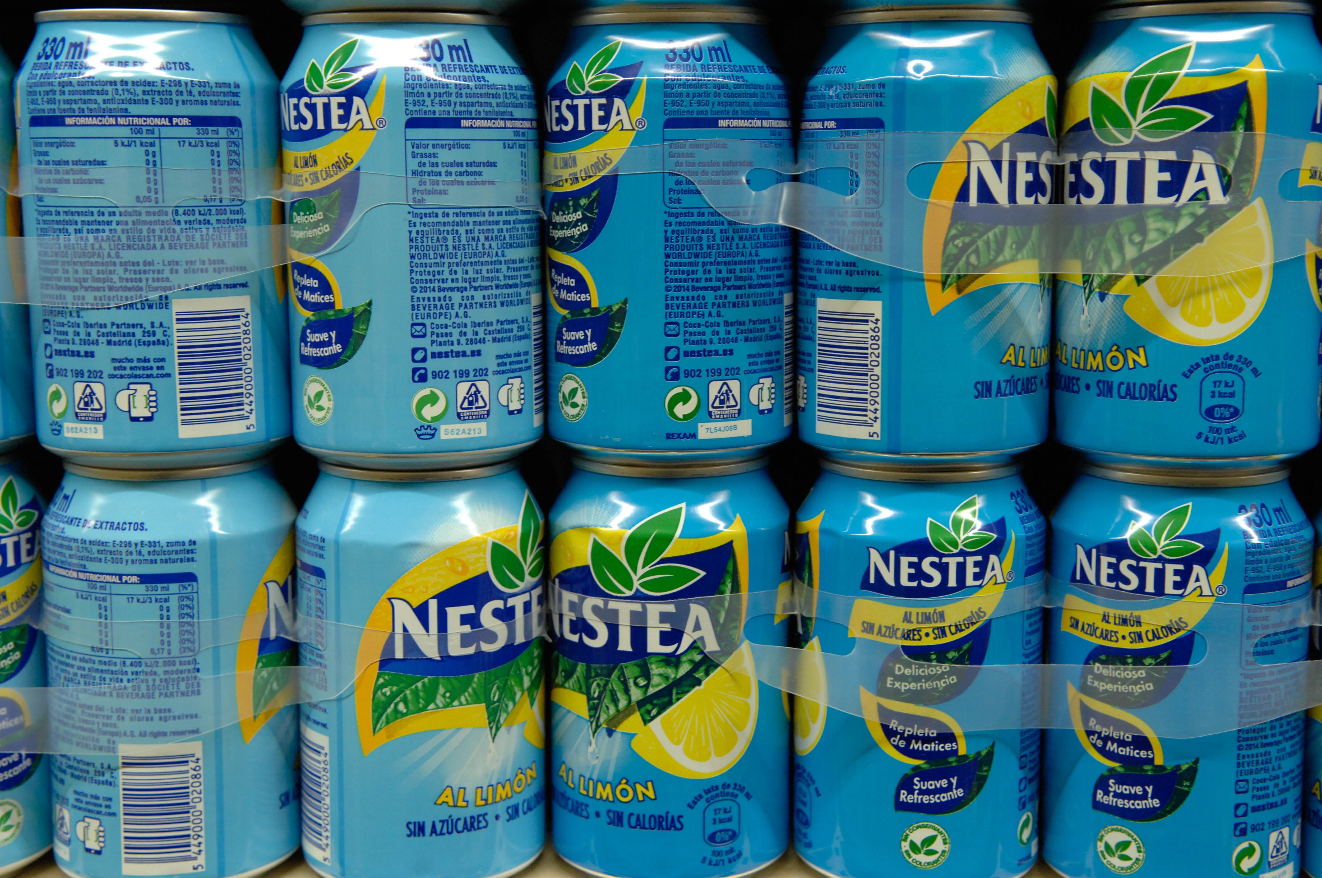 Imagen recurso de varias latas de Nestea.