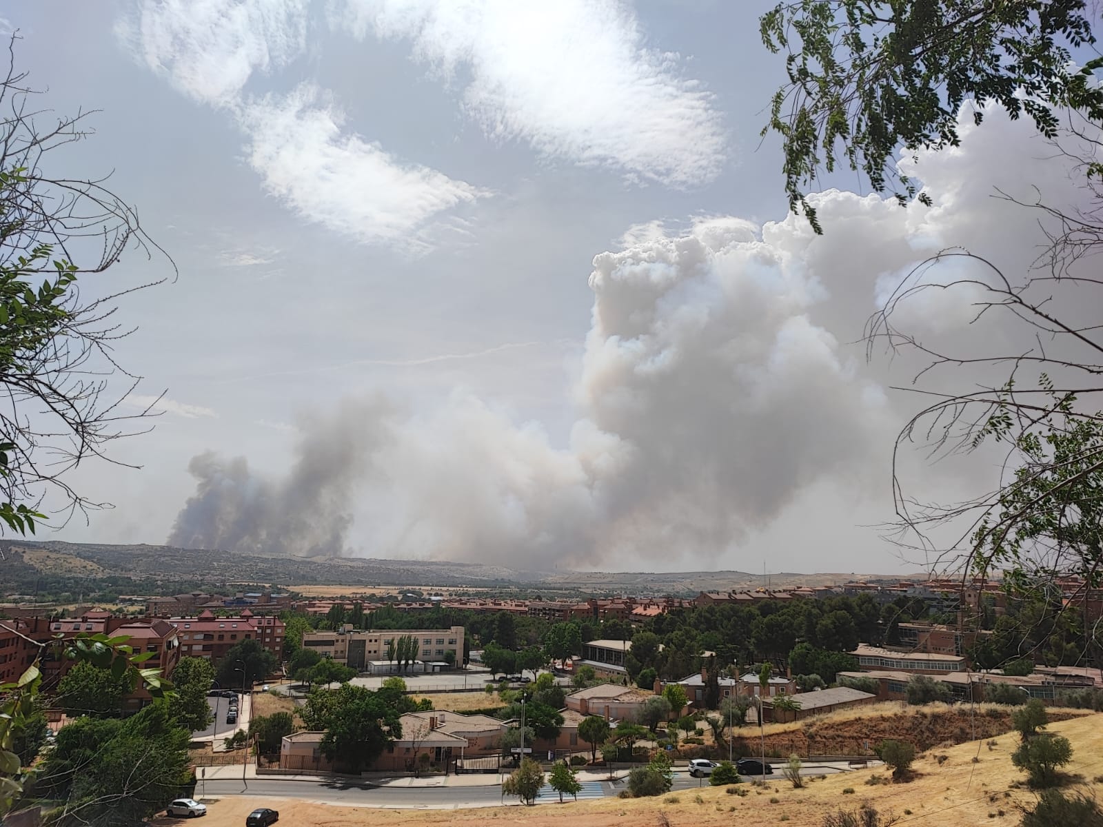 El humo se puede apreciar desde la capital regional