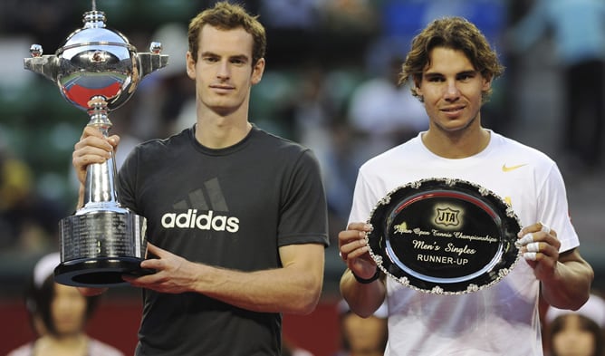 El tenista español Rafael Nadal sostiene su bandeja de plata tras perder la final del Torneo de Tokio contra el británico Andy Murray por 3-6, 6-2 y 6-0