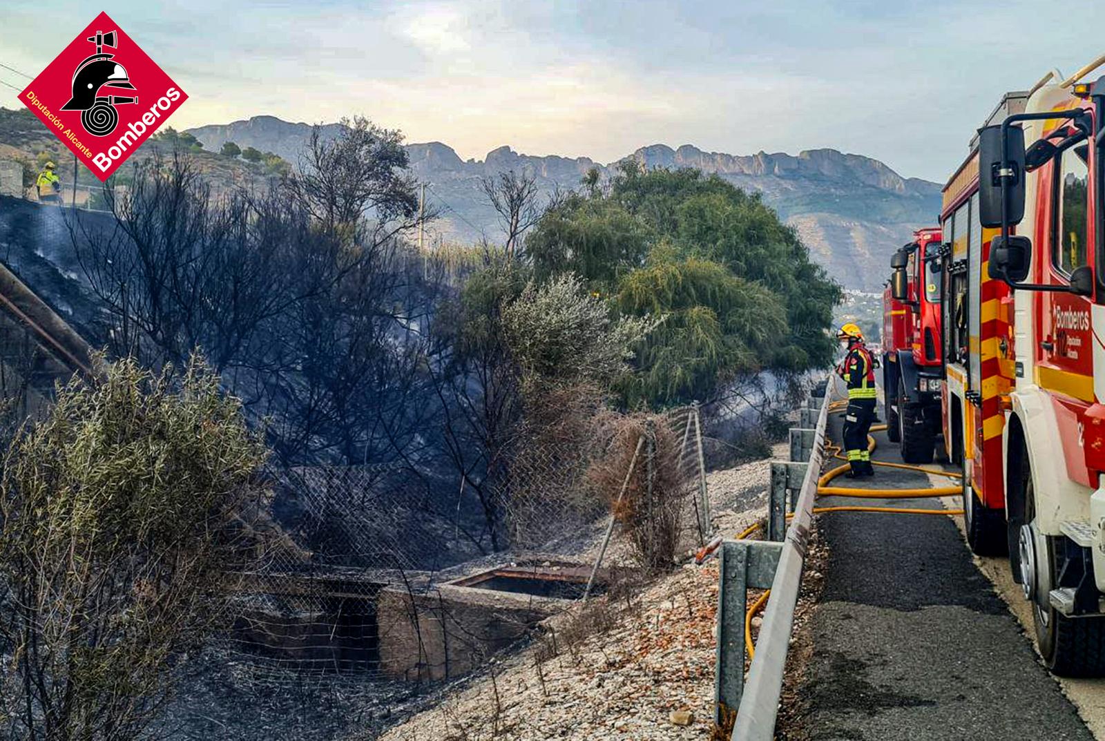 Imagen de archivo de los bomberos del Consorcio Provincial de Alicante sofocando un incendio forestal