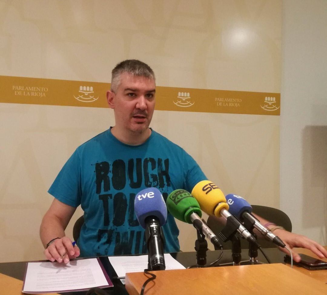 Germán Cantabrana durante una comparecencia de prensa en el Parlamento