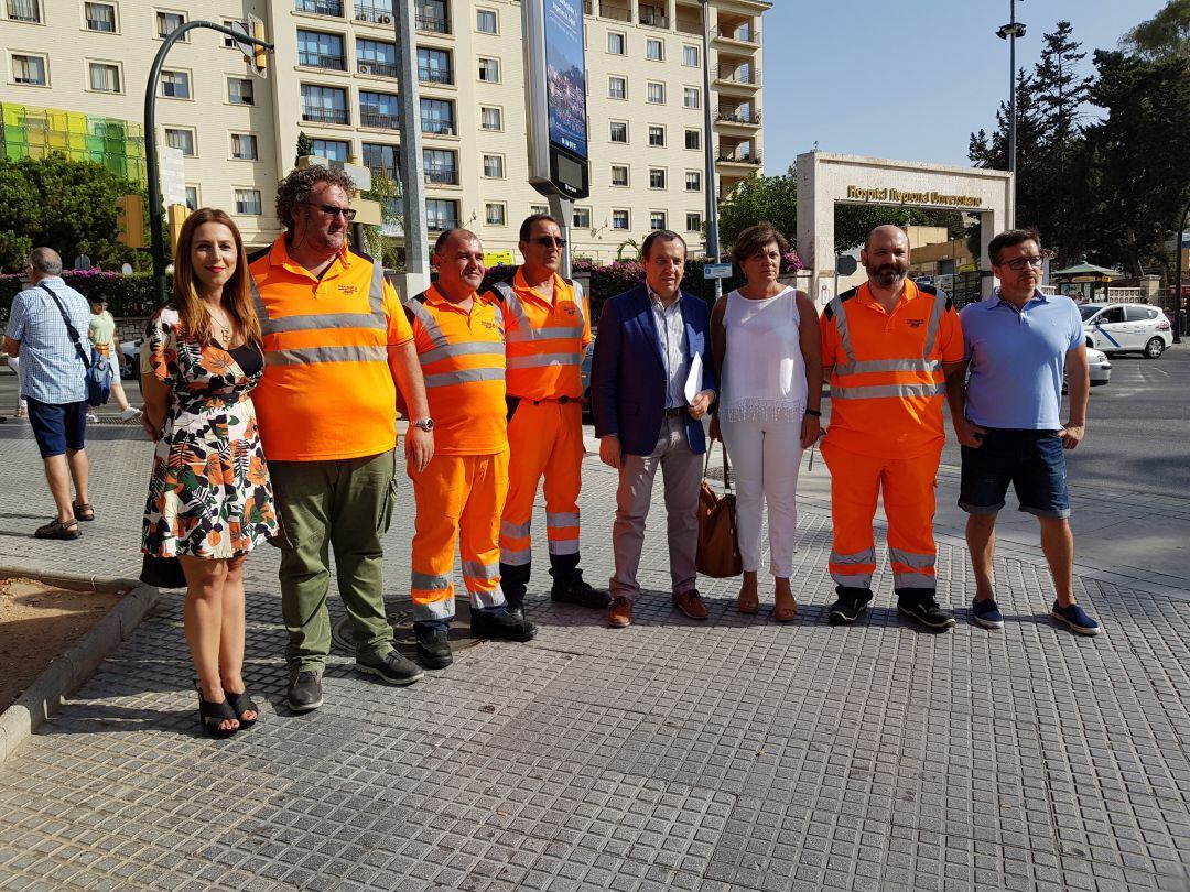 José Luis Ruiz Espejo, junto a parte de los empleados y miembros del PSOE