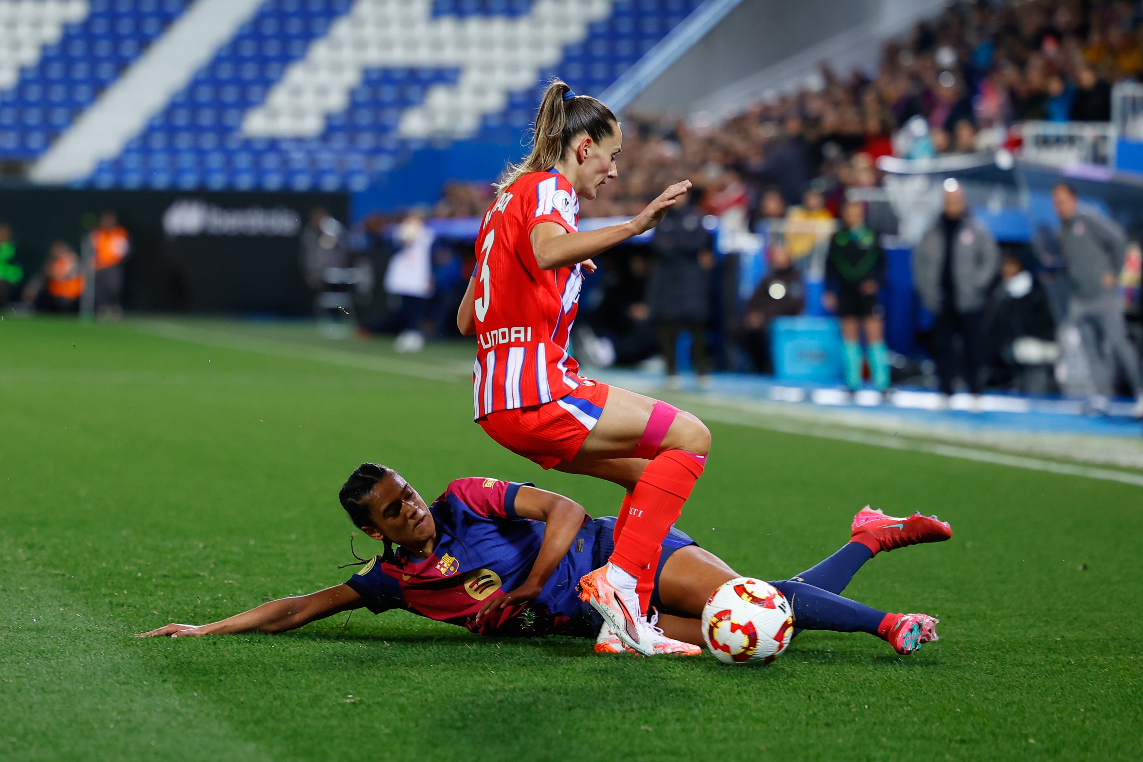 Dos jugadoras de Atlético de Madrid y Barça pelean la pelota en la semifinal de la Supercopa de España