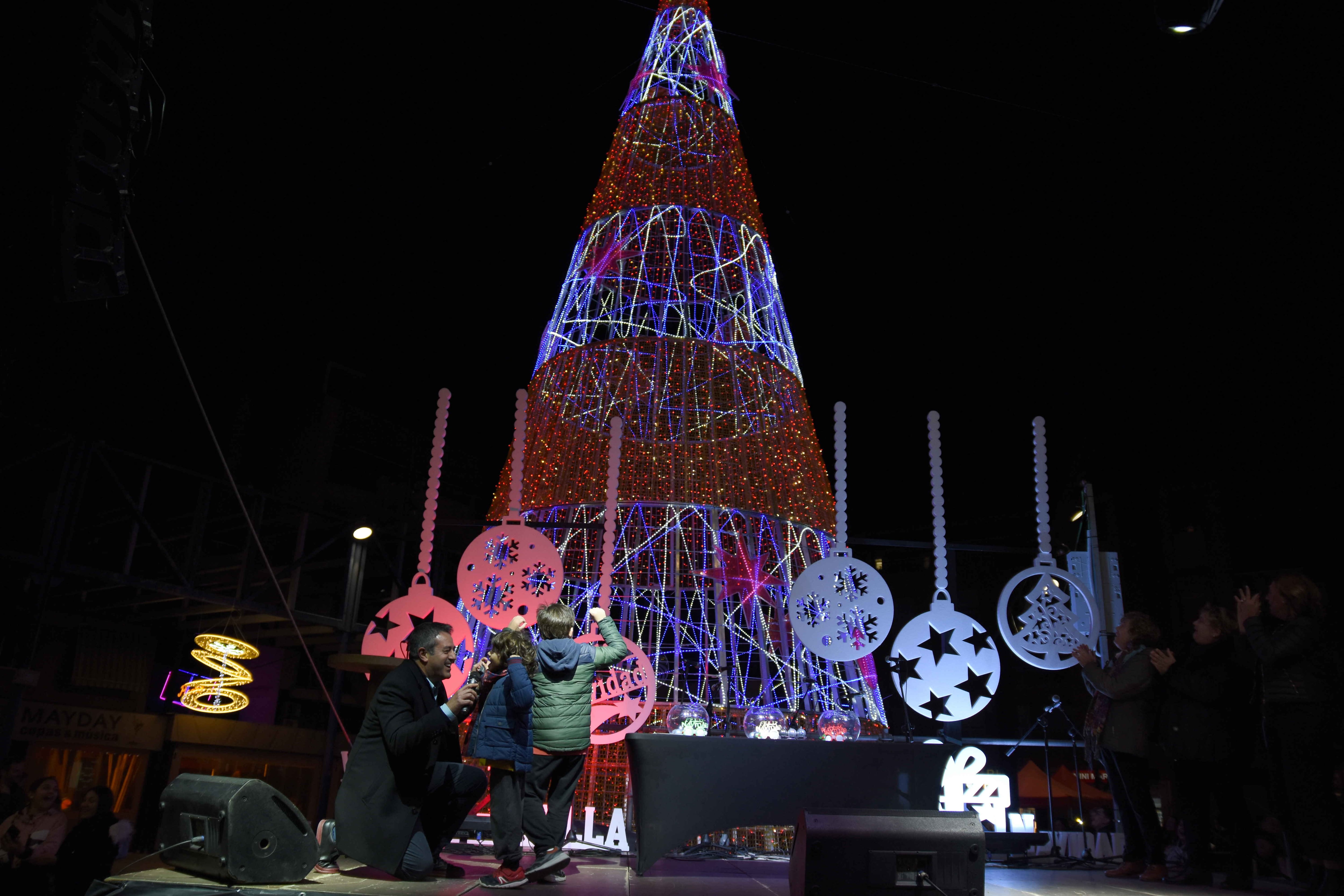 Un niño enciende la iluminación navideña en Alcantarilla (Región de Murcia)