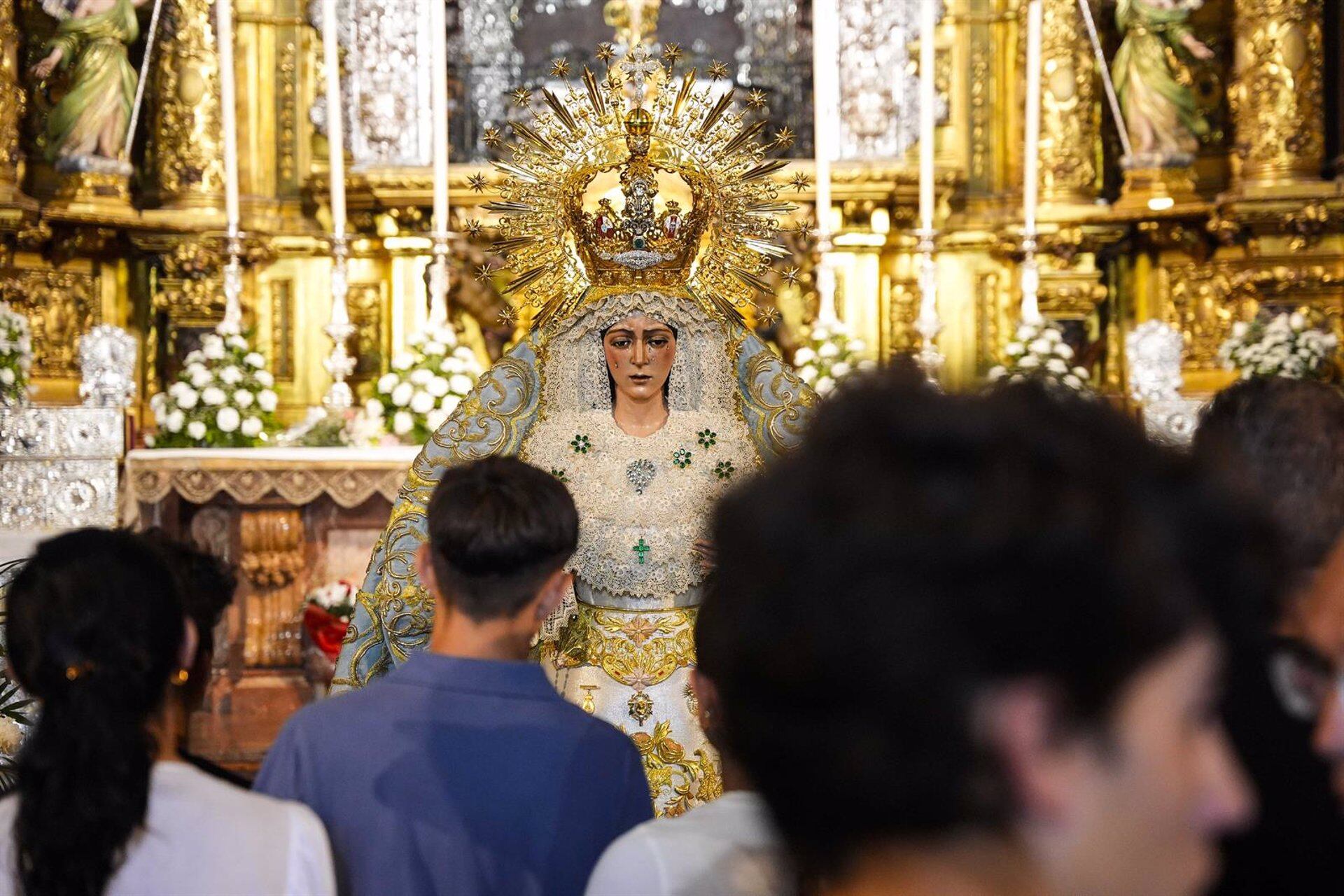 Imágenes de la veneración de Nuestra Señora de la Esperanza Macarena tras la actuación de mantenimiento y conservación, a 23 de junio de 2025 en Sevilla (Andalucía, España).