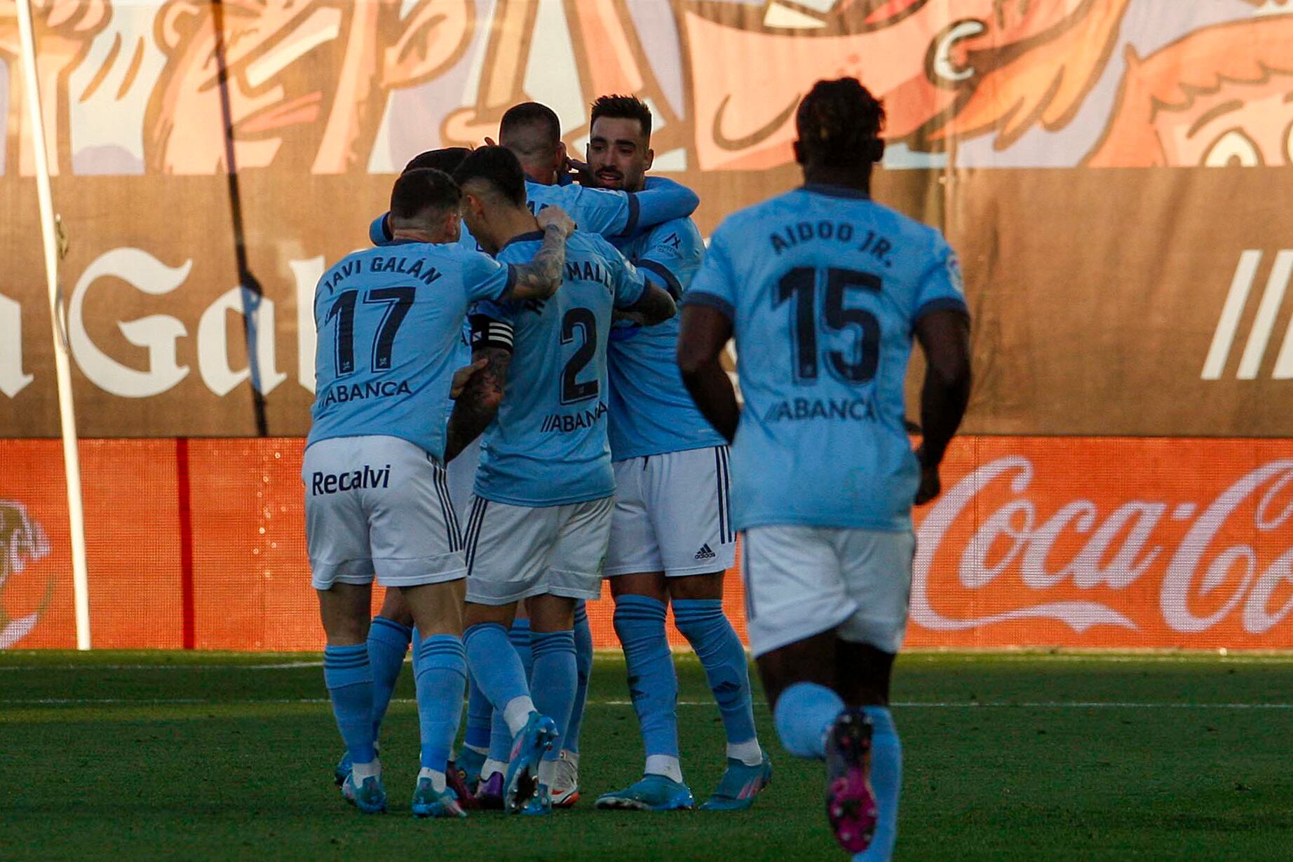 VIGO, 06/03/2022.- Los jugadores del Celta celebran el gol de Denis Suárez, el segundo del equipo gallego ante el RCD Mallorca, durante el partido de la jornada 27 de Liga en Primera División que se juega este domingo en el estadio de Balaídos, en Vigo. EFE / Salvador Sas
