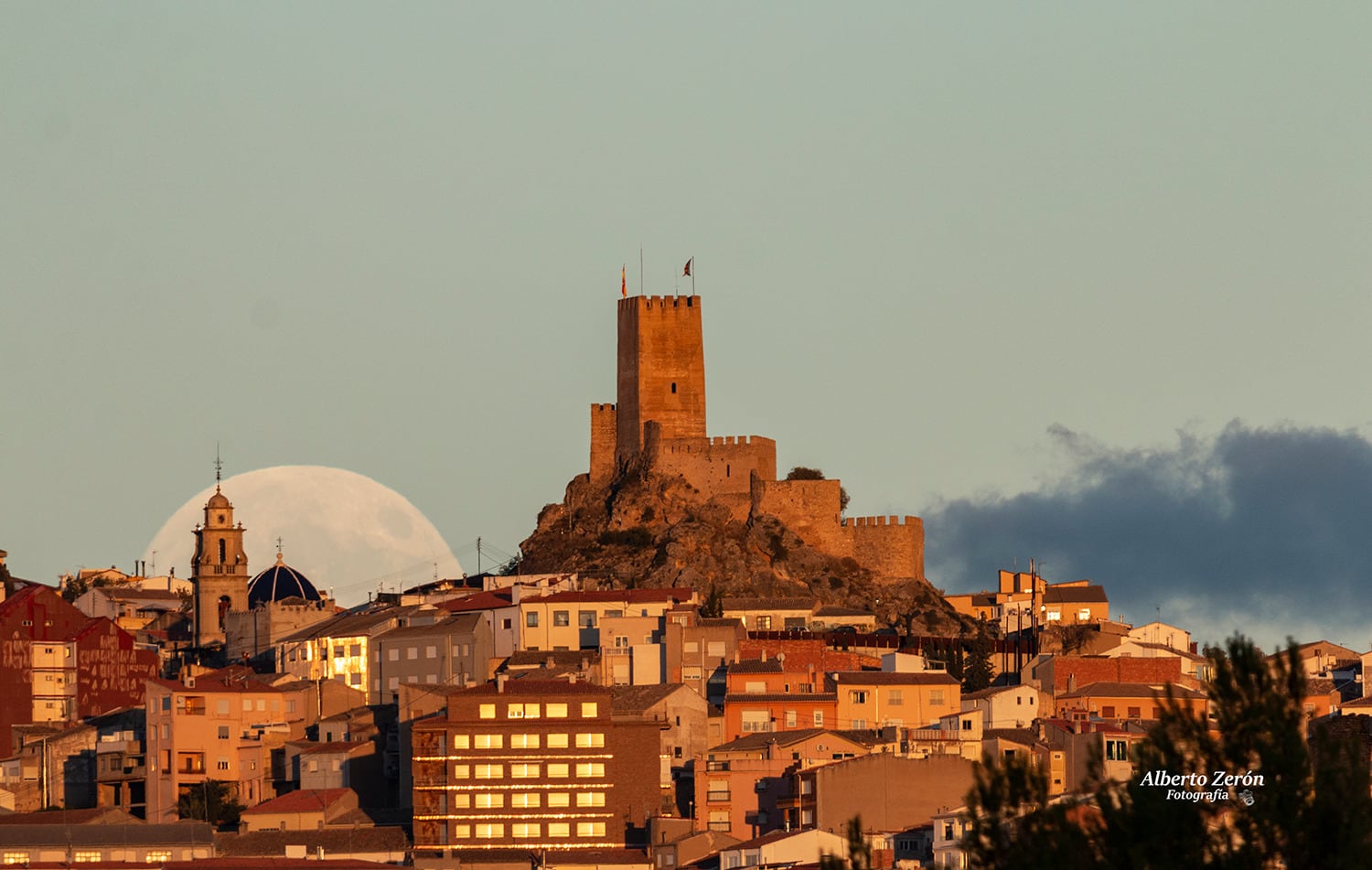 La luna tras el castillo de Banyeres de Mariola