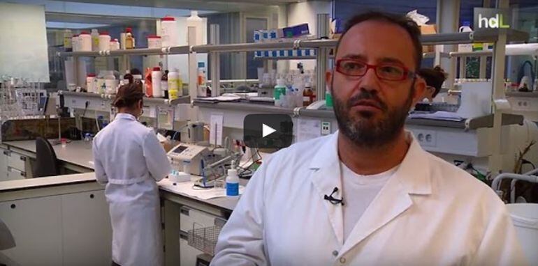 El investigador Mariano Viedma en el laboratorio de Inves Biofarm (Granada)