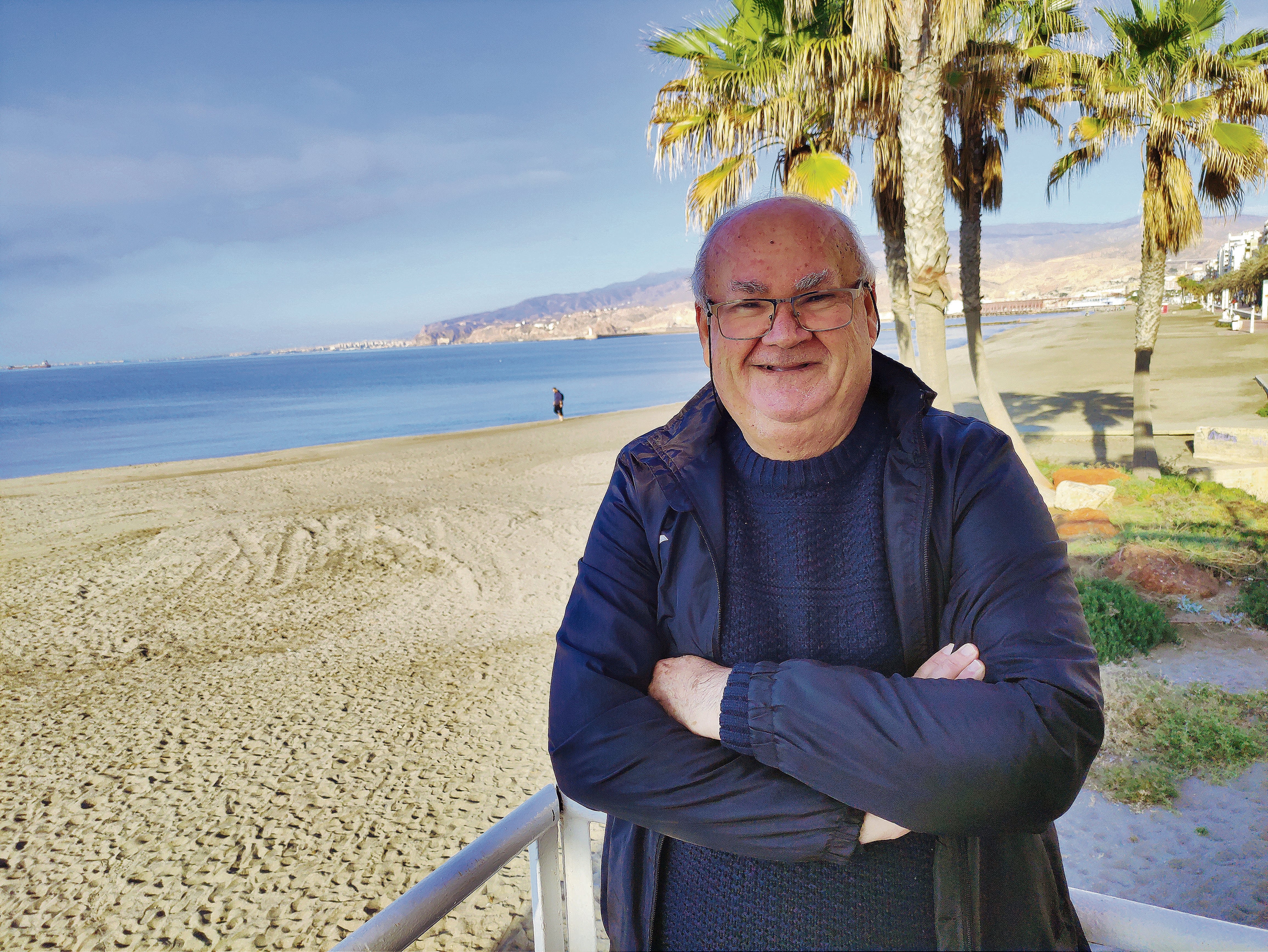 Balbino en el Paseo Marítimo de Almería con su querida Roquetas de Mar al fondo donde ha pasado 67 años.